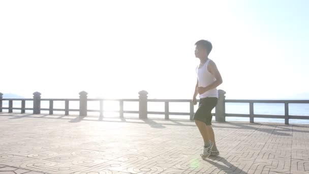 Vietnamesisk pojke gör morgonen övningar — Stockvideo