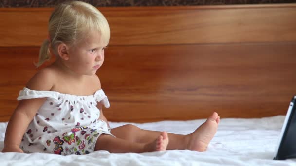 Niña pequeña relojes de dibujos animados en la tableta — Vídeos de Stock