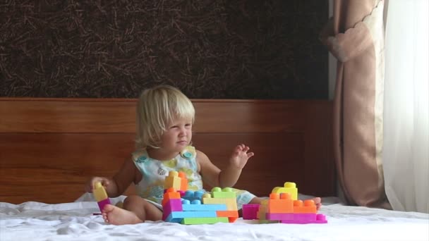 Girl plays with toy constructor — Stock Video