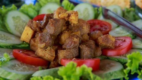 Fried meat with fresh vegetables — Stock Video