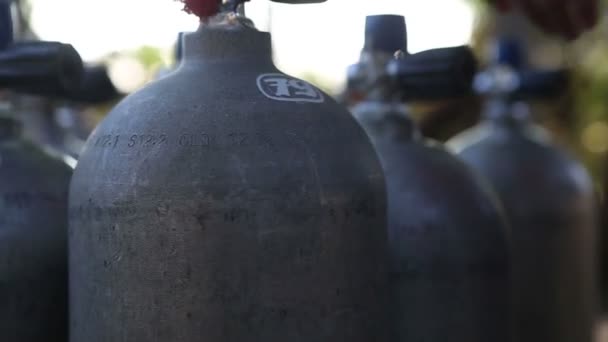 El hombre prepara cilindros de oxigeno para el buceo — Vídeo de stock