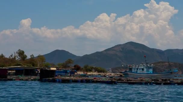 Barco contra barcos de pesca en la bahía — Vídeos de Stock