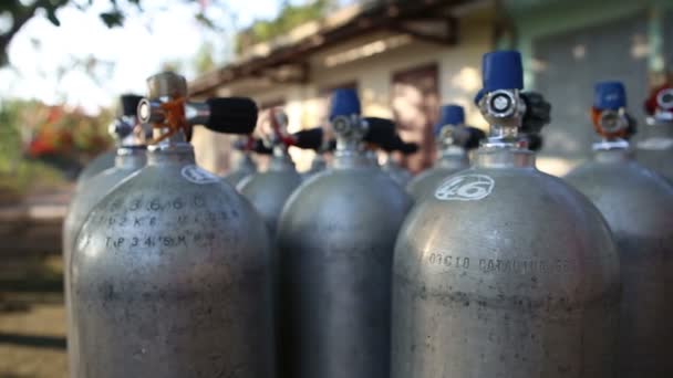 Man prepares oxigen cylinders for diving — Stock Video