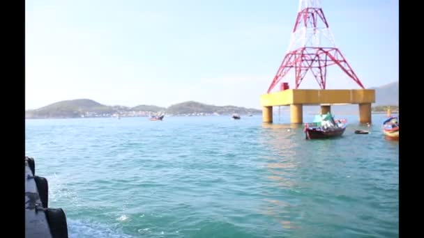 Skib svømmer ud på havet fra havn til øer med lysskib – Stock-video