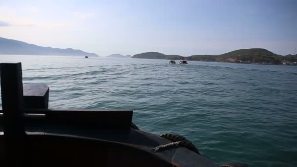 Bateaux de tourisme dérivant près des îles pour la plongée — Video