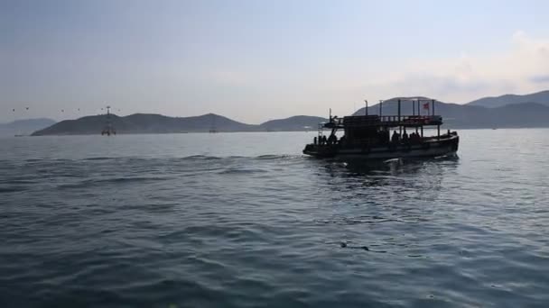 Bateau avec plongeurs dérivant vers les îles — Video