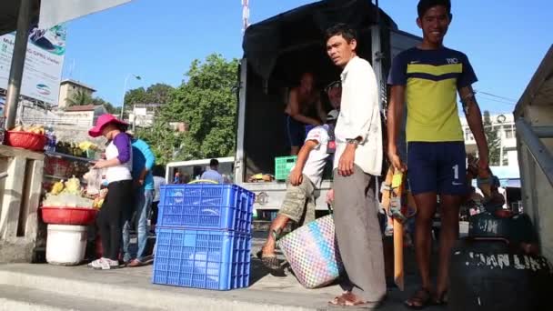 Hombres descargar equipo de buceo fuera del coche — Vídeos de Stock