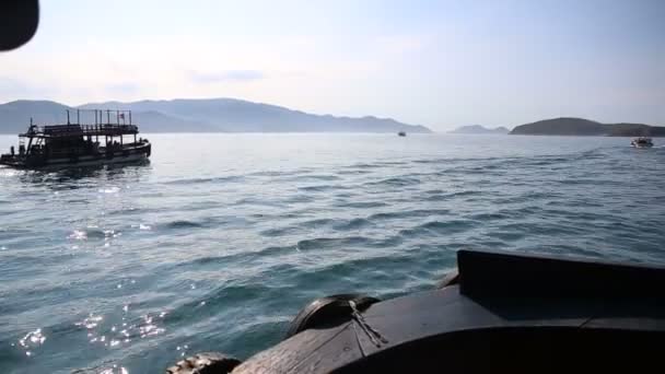 Barcos turísticos à deriva perto de ilhas para mergulho — Vídeo de Stock