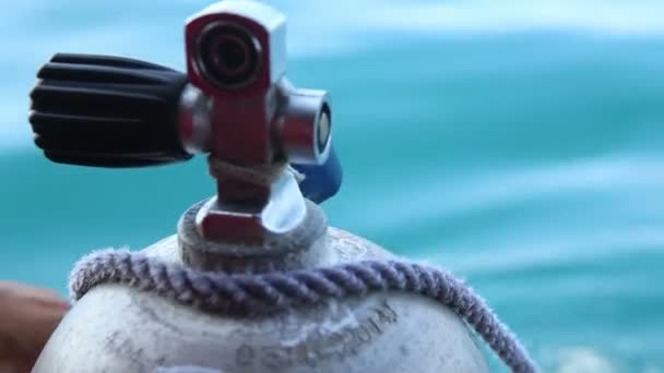 Asistent se váže oxigen válec na lodi — Stock video