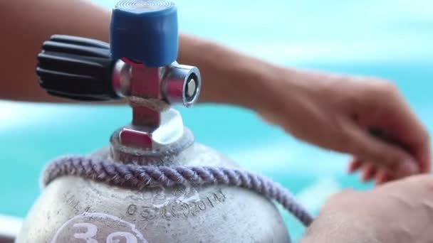 Assistent bindet Sauerstoffflasche an Boot — Stockvideo