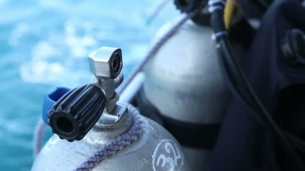 Asistent odpojuje oxigen válec pro potápění — Stock video