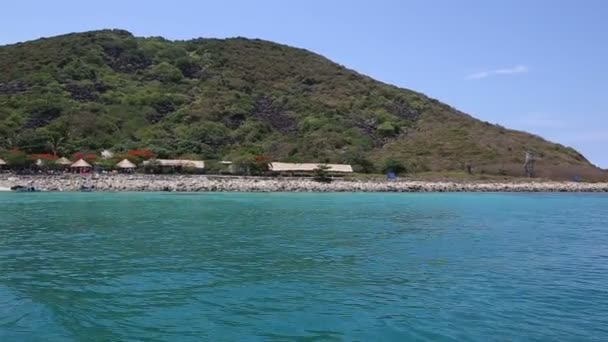 Turistas nadam perto da praia da ilha — Vídeo de Stock
