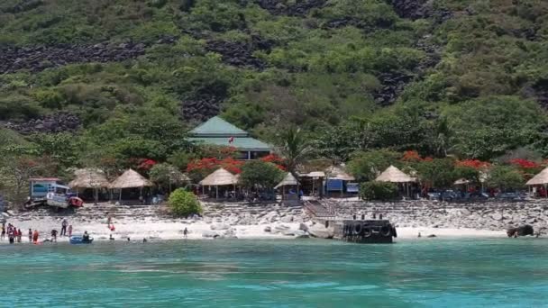 Touristes nagent près de la plage de l'île — Video