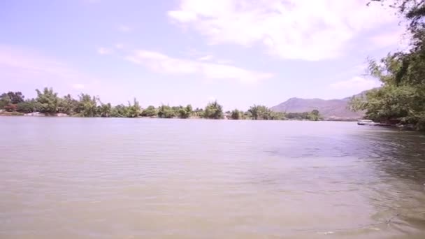 Blick auf den breiten ruhigen vietnamesischen Fluss — Stockvideo