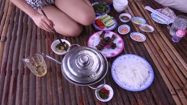 Menina coloca macarrão e sopa na tigela — Vídeo de Stock