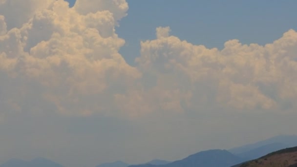 Berge und azurblaues Meer bei Sonnenaufgang — Stockvideo
