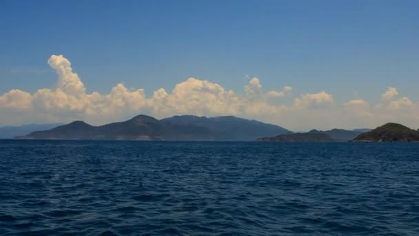 nuages ciel et montagnes au lever du soleil 