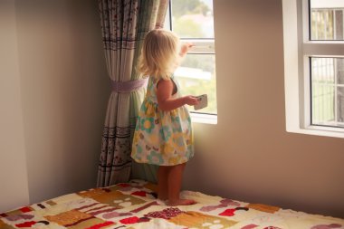 sarışın kız smartphone ile çalış