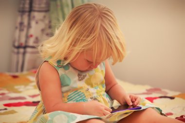 sarışın kız smartphone ile çalış