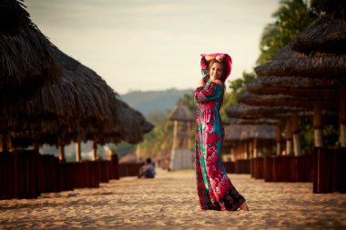 Kırmızı şapkalı ince kız