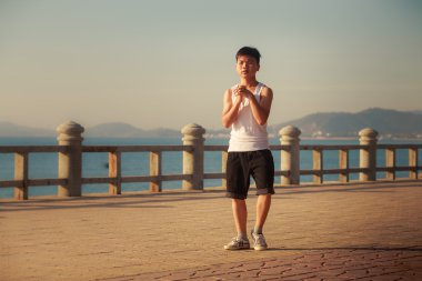 Vietnamlı çocuk aşağıya doğru eğilir