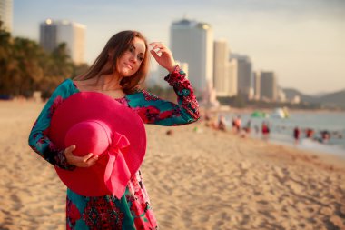 İnce kız büyük şapka tutan