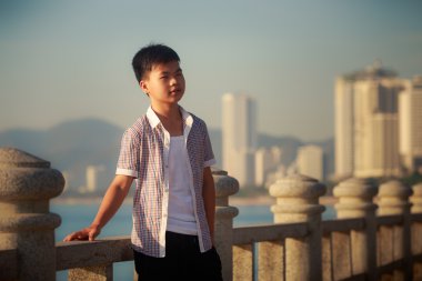 Vietnamlı çocuk deniz dolgu üzerinde duruyor