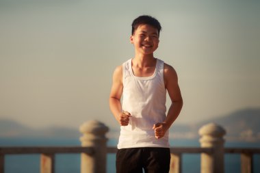 Vietnamlı çocuk dolgu üzerinde çalışır