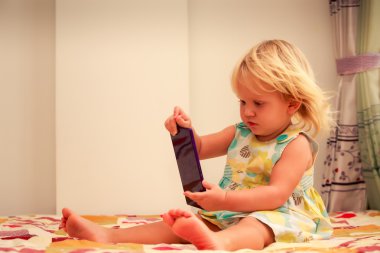 sarışın kız smartphone ile çalış