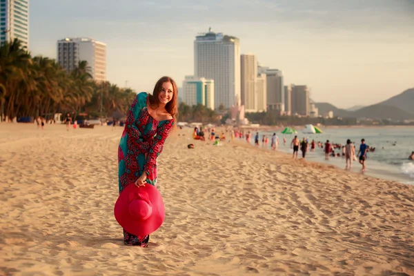Chica delgada en la playa —  Fotos de Stock