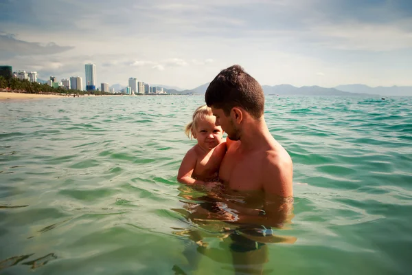 Padre e hija en aguas poco profundas —  Fotos de Stock