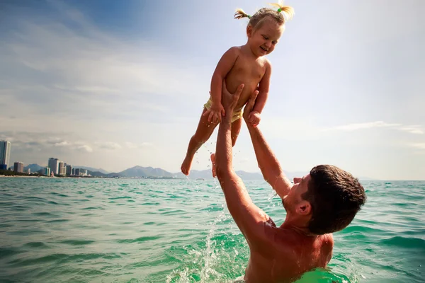 Vader en dochter in ondiep zeewater — Stockfoto