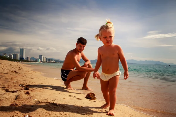 Vader en dochter op zand strand — Stockfoto