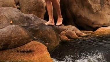 adam çıplak ayakla taşlar yürür