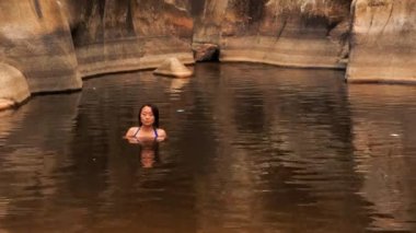 adam ve kız gölde yüzer