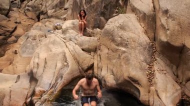 Beyaz adam küçük göle atlar