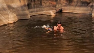 adam kız gölde yüzmek yardımcı olur.