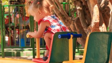 Çift salıncak üzerinde küçük kız