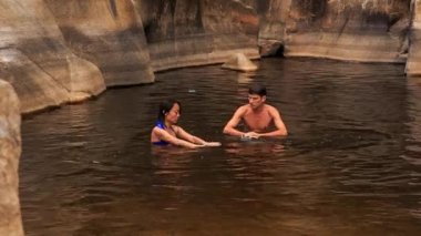 adam ve kız gölde yüzer