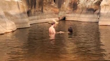 adam ve kız gölde yüzer