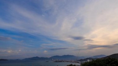 bulutlar deniz üzerinde şafakta görünümünü