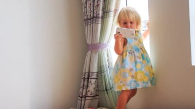 Baba kızı için smartphone gösterir