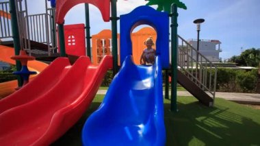 Çocuk parkındaki küçük kız