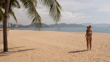 Anne ve küçük kızı plajda