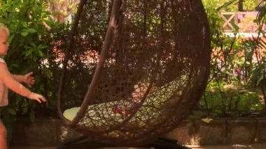 yuvarlak salıncak üzerinde küçük sarışın kız