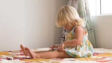 sarışın kız smartphone ile çalış