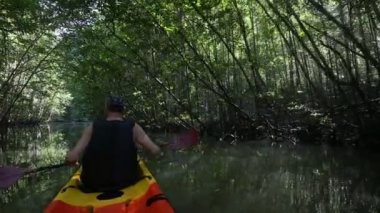 yaşlı adam kayık üzerinde sürüklenir