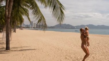 genç anne küçük kızı fırlatır