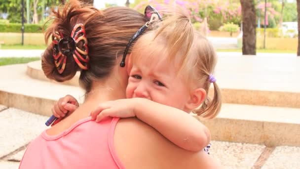 Mãe confortos chorando pequena filha — Vídeo de Stock