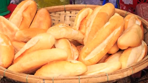 Rieten mand van brood — Stockvideo